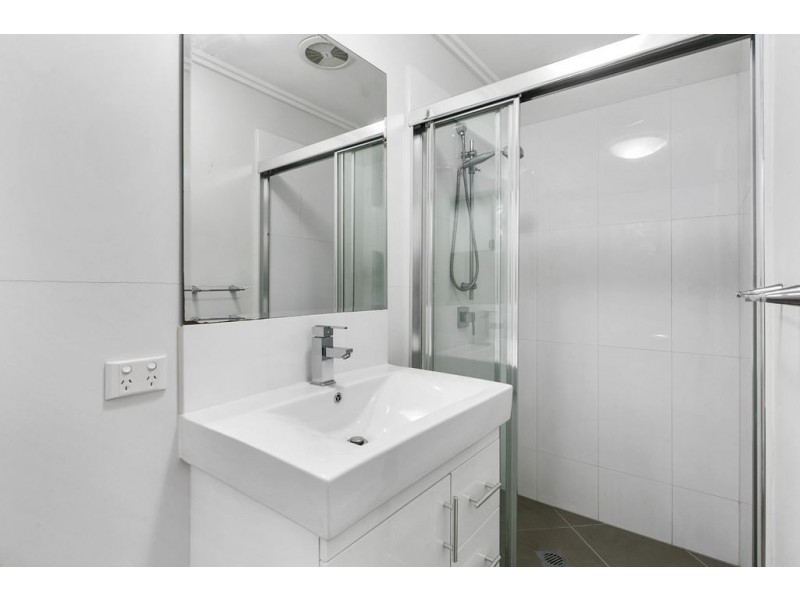 2/320 WYNNUM ROAD, Norman Park QLD 4170