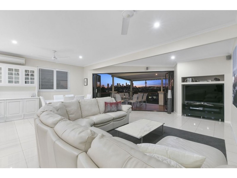 24 Pine Street, Bulimba QLD 4171