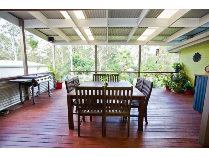4 Emerald Drive, Southside QLD 4570
