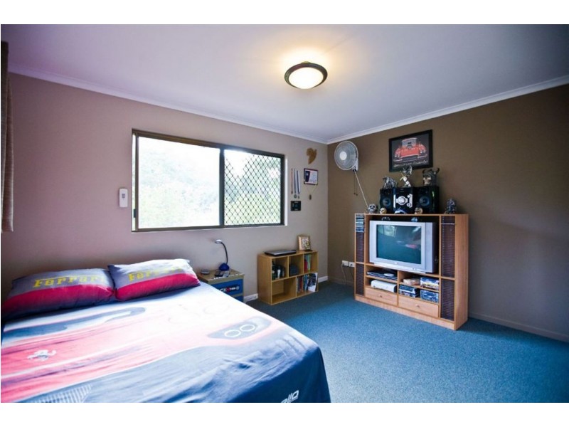 4 Emerald Drive, Southside QLD 4570