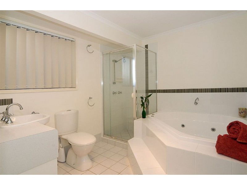 11 Suncrest Court, Southside QLD 4570