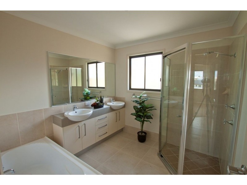 2 Suncrest Court, Southside QLD 4570