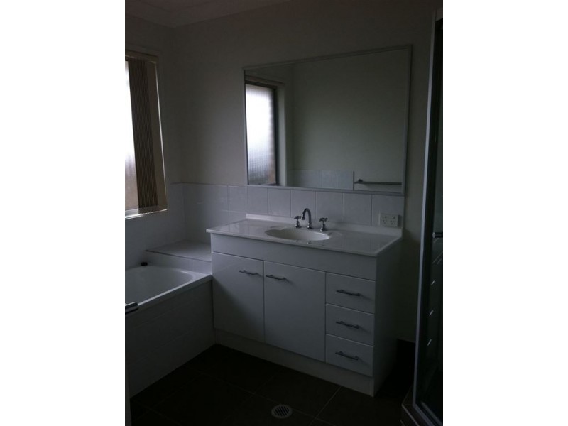 5 Principal Place, Jones Hill QLD 4570