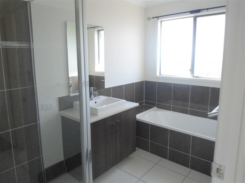 6 Iris Court, Southside QLD 4570