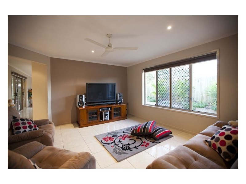 10 Rosewood Court, Southside QLD 4570