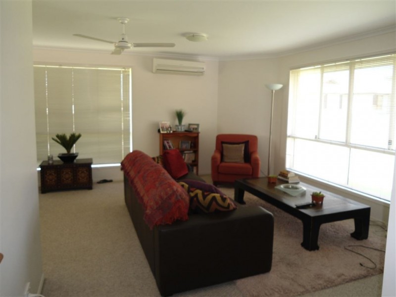 2 Petrie Court, Southside QLD 4570