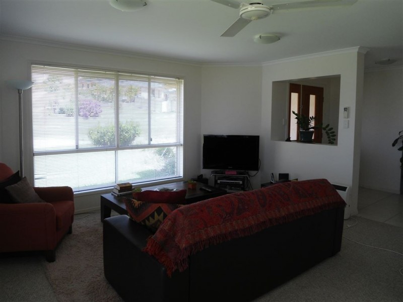 2 Petrie Court, Southside QLD 4570