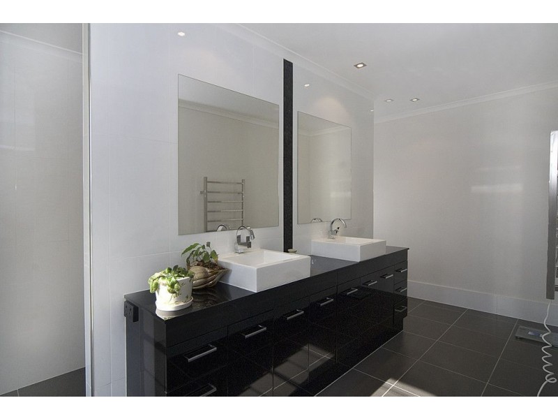 16 Lindsay Street, Southside QLD 4570