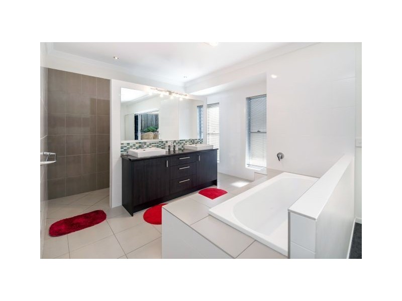 5 Gardenia Court, Southside QLD 4570