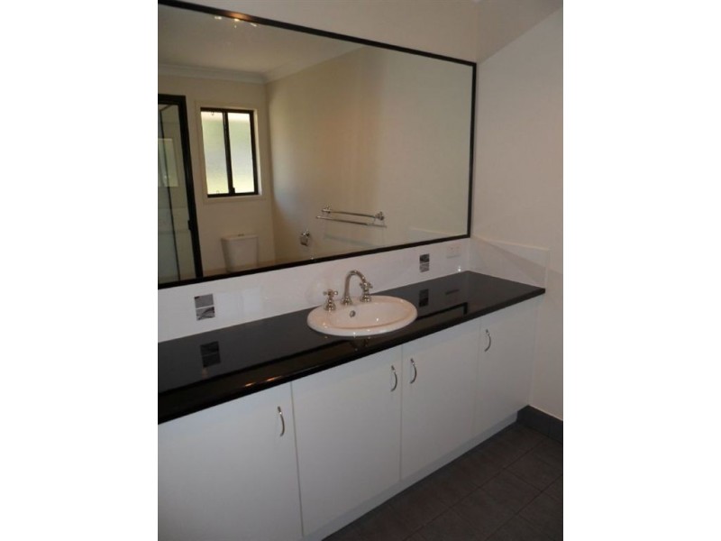 3 Duffy Court, Southside QLD 4570