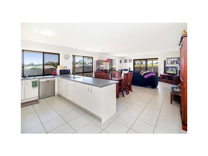 6 Grosvenor Court, Southside QLD 4570