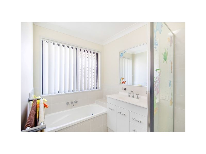 6 Grosvenor Court, Southside QLD 4570