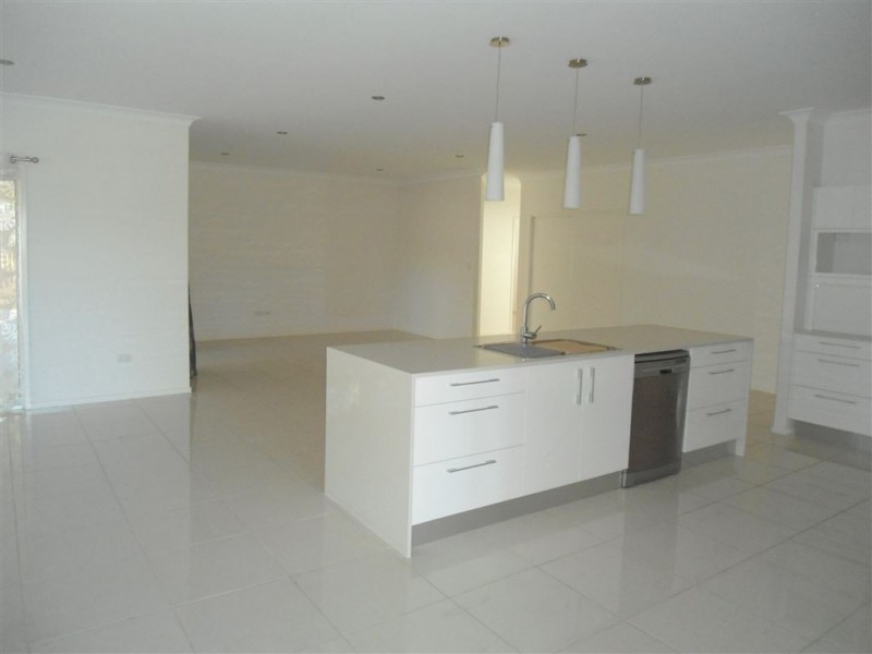 4 Diamond Court, Southside QLD 4570