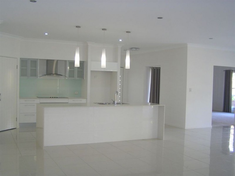 4 Diamond Court, Southside QLD 4570
