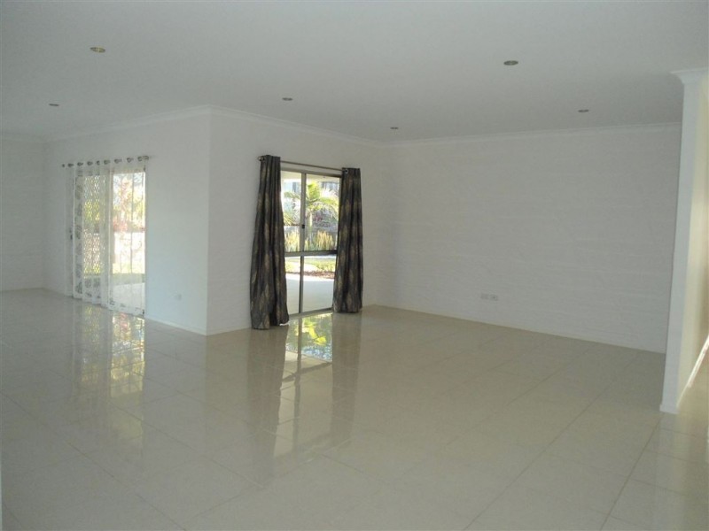 4 Diamond Court, Southside QLD 4570