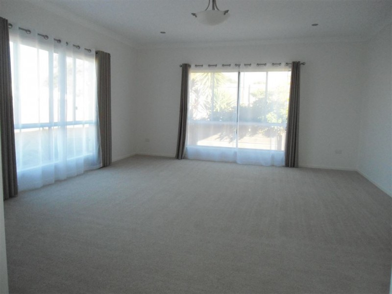 4 Diamond Court, Southside QLD 4570
