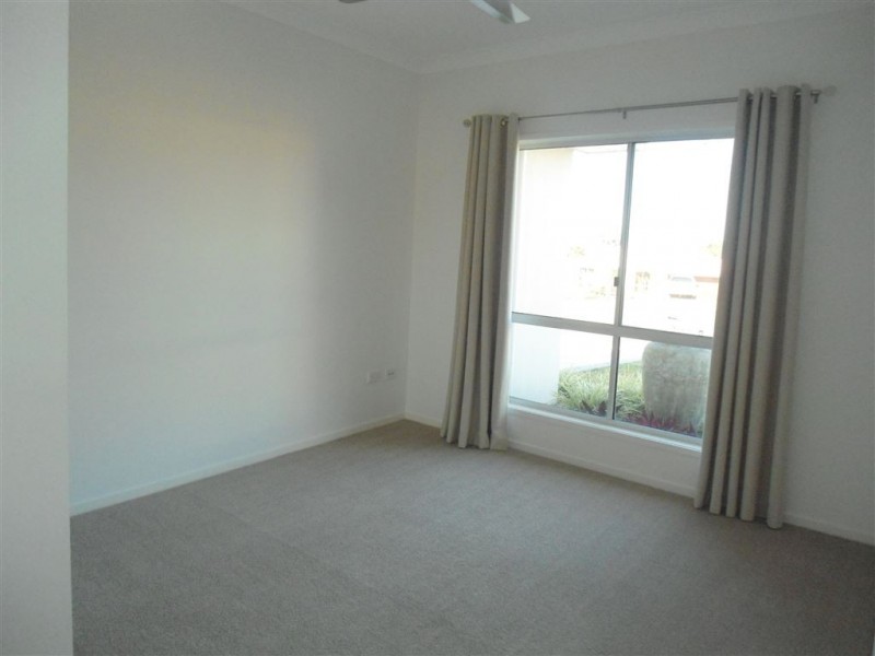 4 Diamond Court, Southside QLD 4570