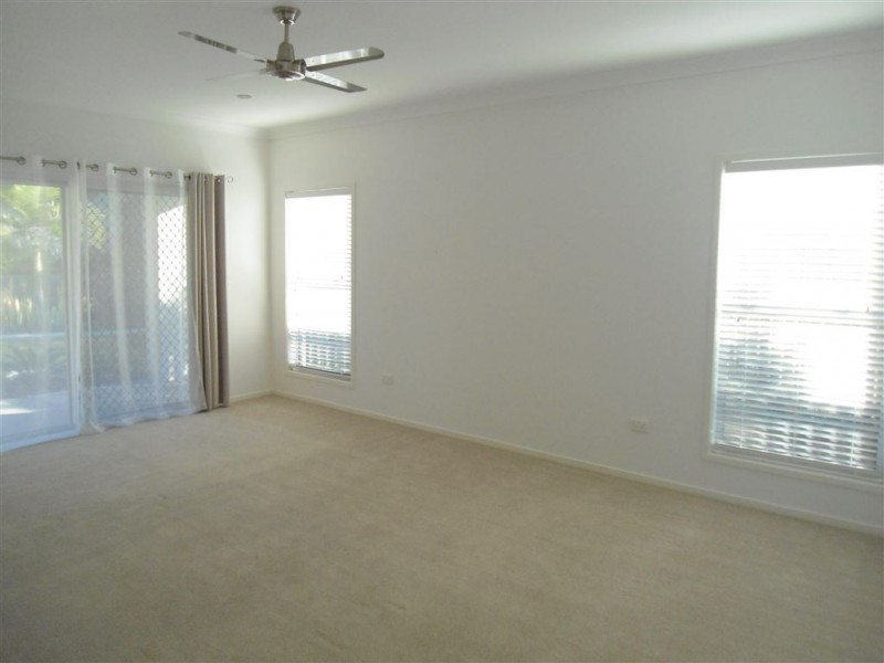 4 Diamond Court, Southside QLD 4570