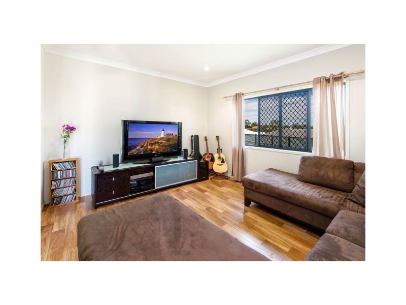 8 Moreton Court, Southside QLD 4570