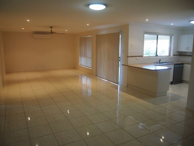 8 Killarney Court, Southside QLD 4570