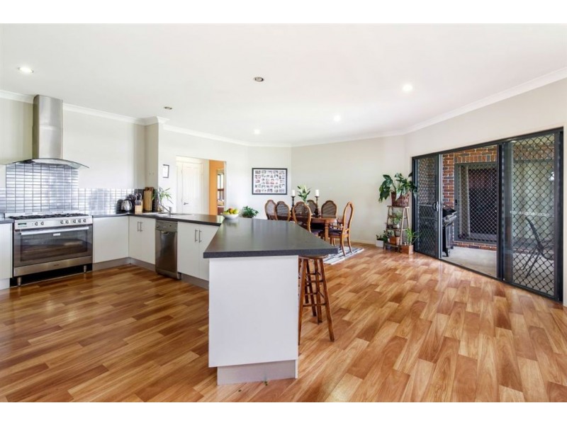 8 Moreton Court, Southside QLD 4570