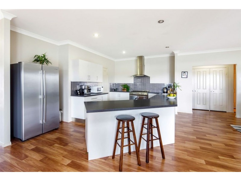 8 Moreton Court, Southside QLD 4570