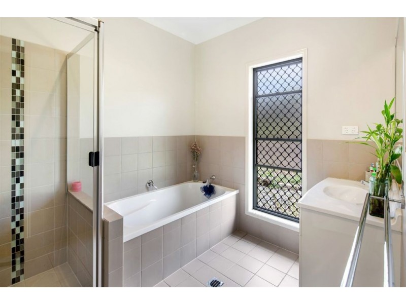 8 Moreton Court, Southside QLD 4570