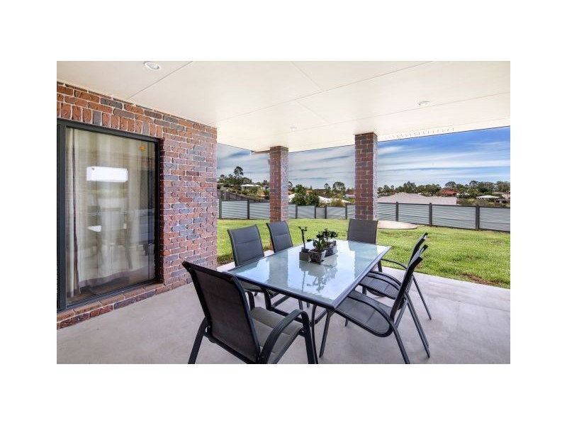 8 Moreton Court, Southside QLD 4570