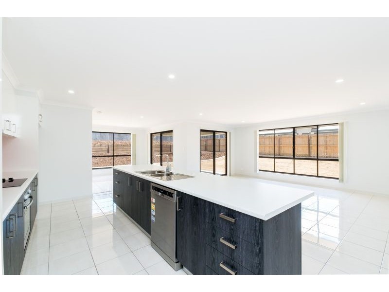 10 Trafalgar Court, Southside QLD 4570