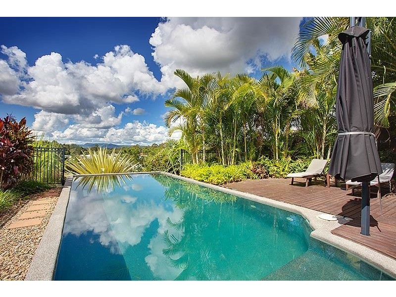 6 Oxley Court, Southside QLD 4570
