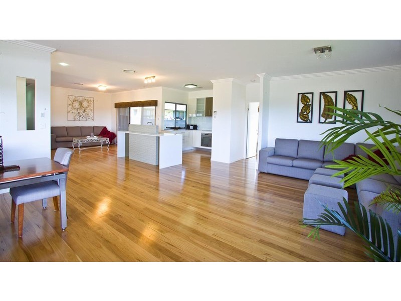 2 Pinnacle Court, Jones Hill QLD 4570