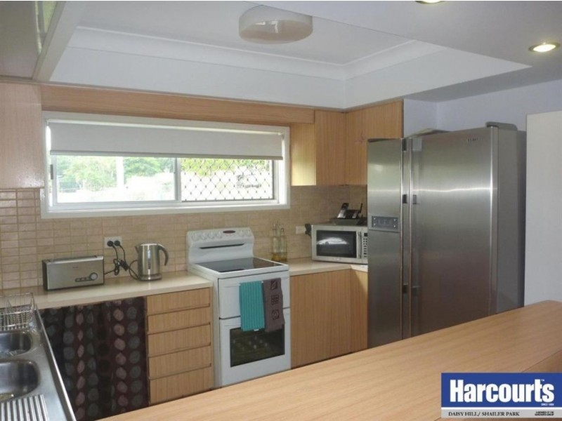 17 Boronia Ave, Daisy Hill QLD 4127