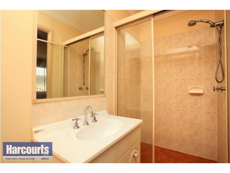 18 Links Avenue, Meadowbrook QLD 4131