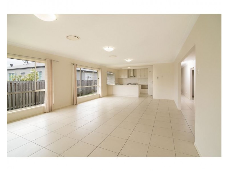 4 John Markwell Pde, Daisy Hill QLD 4127