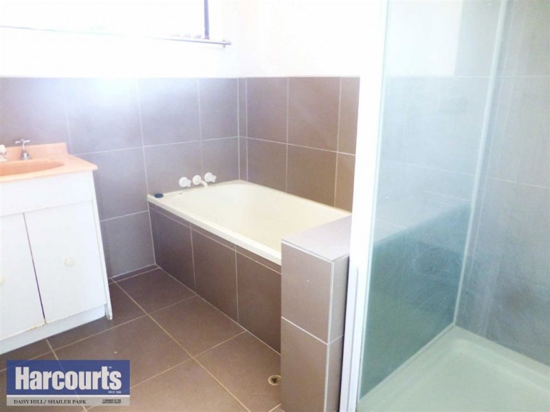 2  Begonia Ave, Daisy Hill QLD 4127