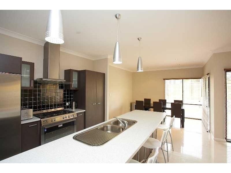 2 Willunga St, Pacific Pines QLD 4211