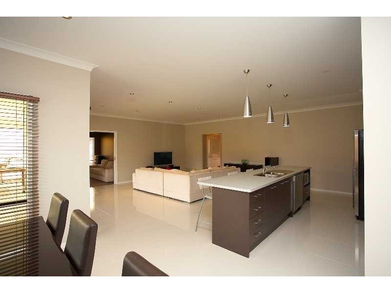 2 Willunga St, Pacific Pines QLD 4211