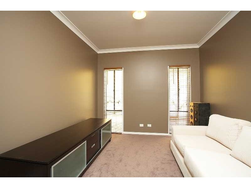 2 Willunga St, Pacific Pines QLD 4211