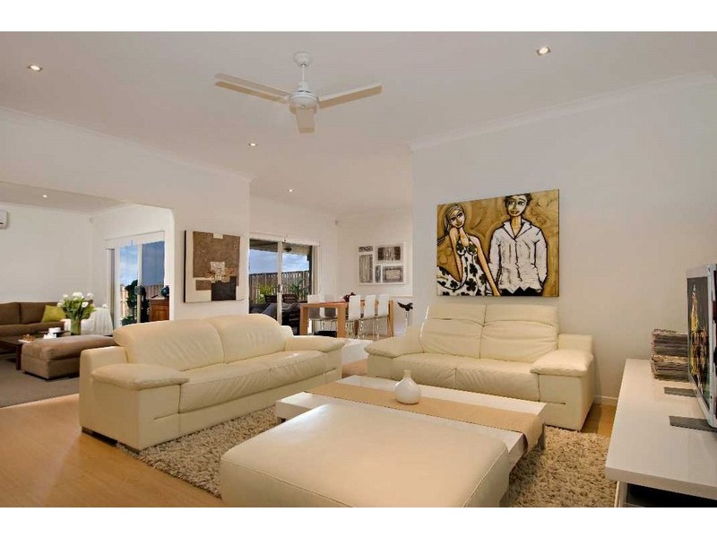 33 Harmsworth Rd, Pacific Pines QLD 4211