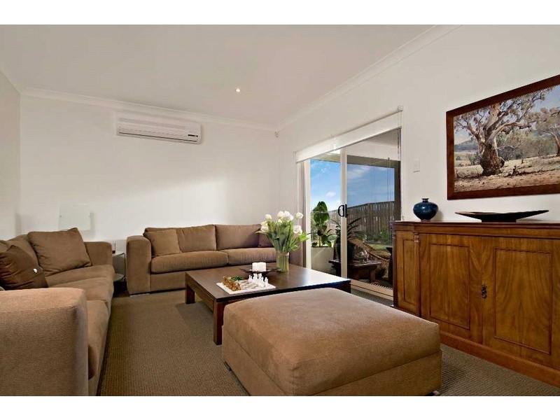 33 Harmsworth Rd, Pacific Pines QLD 4211
