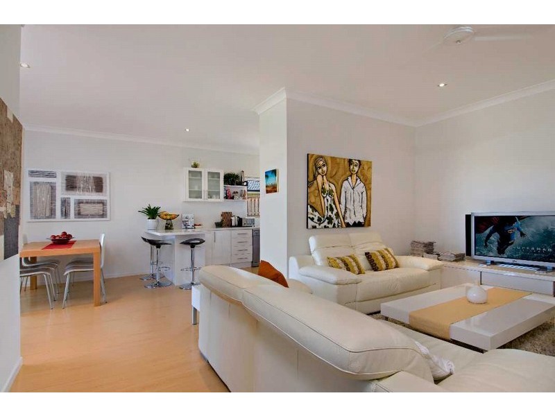 33 Harmsworth Rd, Pacific Pines QLD 4211