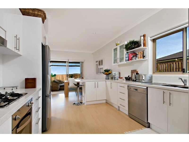 33 Harmsworth Rd, Pacific Pines QLD 4211