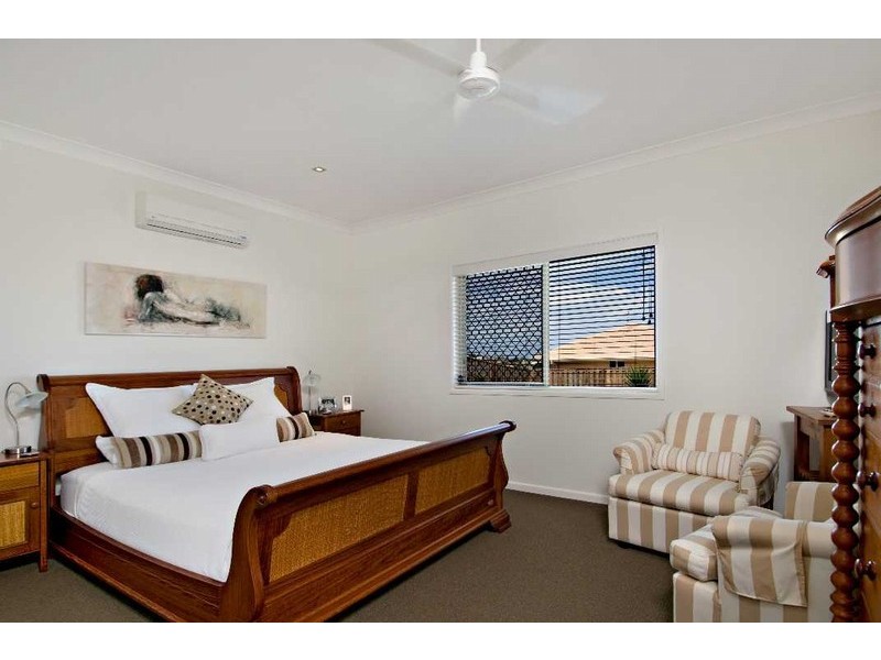 33 Harmsworth Rd, Pacific Pines QLD 4211