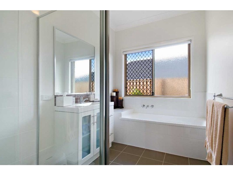 33 Harmsworth Rd, Pacific Pines QLD 4211