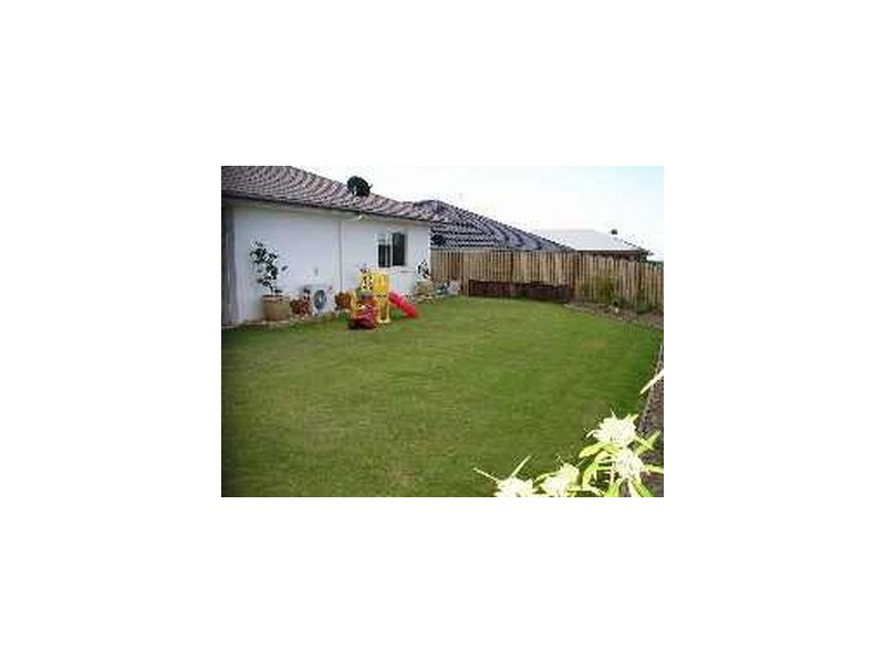 33 Harmsworth Rd, Pacific Pines QLD 4211