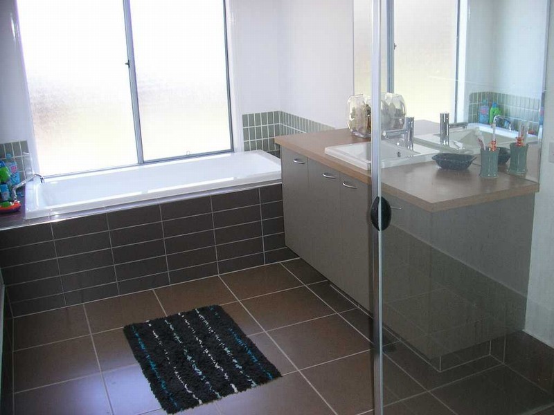 18 Wunburra Circuit, Pacific Pines QLD 4211