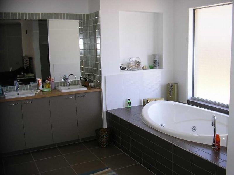 18 Wunburra Circuit, Pacific Pines QLD 4211