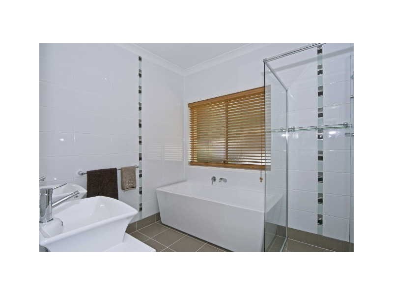 17 Clarence Drive, Helensvale QLD 4212