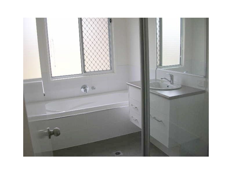 17 Elkins Street, Pacific Pines QLD 4211