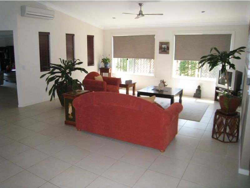 11 Shannonbrook Grove, Pacific Pines QLD 4211